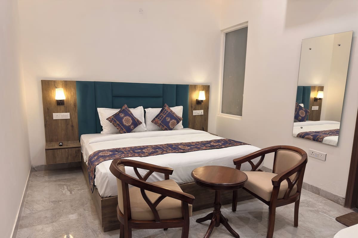 Deluxe Room with Work Desk | Desk, laptop workspace, WiFi (free)