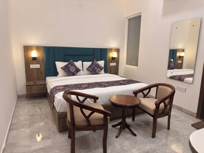Deluxe Room with Work Desk | Desk, laptop workspace, WiFi (free) - Hotel Le Mirage (Zirakpur)