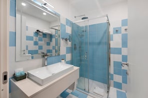 Dusche, Haartrockner, Handtücher