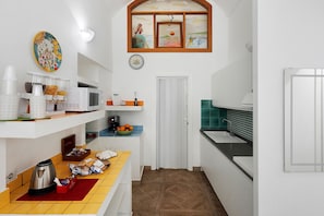 Wasserkocher mit Kaffee-/Teezubehör, Kühlschrank, Mikrowelle