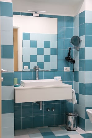 Dusche, Haartrockner, Handtücher