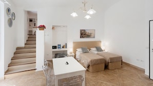 Interior - Sorrentina Guest House – Quadruple Room with Balcony and Wi-Fi (Sorrento)