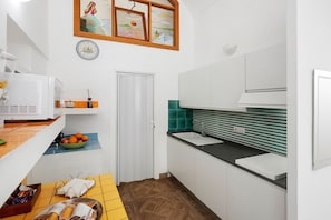 Wasserkocher mit Kaffee-/Teezubehör, Kühlschrank, Mikrowelle