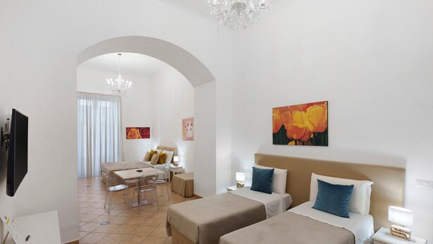 Room - Sorrentina Guest House – Quadruple Room with Balcony and Wi-Fi (Sorrento)
