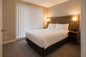 Iron/ironing board, WiFi, bed sheets - Relaxing 2BR City Escape Near Entertainment & Transit! (Toronto)