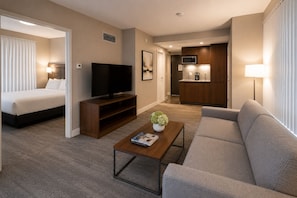 Iron/ironing board, WiFi, bed sheets - Relaxing 2BR City Escape Near Entertainment & Transit! (Toronto)