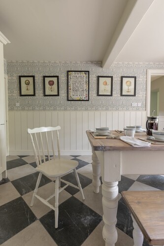 Sunderland Farmhouse - Sleeping 8 Guests in 4 Bedrooms, Dog Friendly