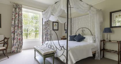 Sunderland Farmhouse - Sleeping 8 Guests in 4 Bedrooms, Dog Friendly