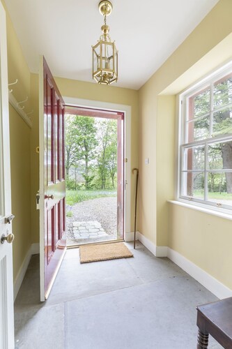 Sunderland Farmhouse - Sleeping 8 Guests in 4 Bedrooms, Dog Friendly