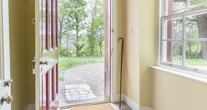 Sunderland Farmhouse - Sleeping 8 Guests in 4 Bedrooms, Dog Friendly