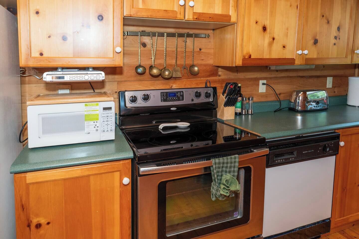 Réfrigérateur, four à micro-ondes, surface de cuisson, lave-vaisselle