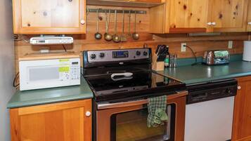 Réfrigérateur, four à micro-ondes, surface de cuisson, lave-vaisselle