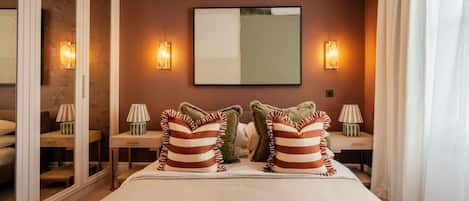 Iron/ironing board, travel crib, WiFi, bed sheets