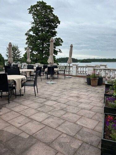 Mockelsnas Manor Lakeview Queen Room and Lounge
