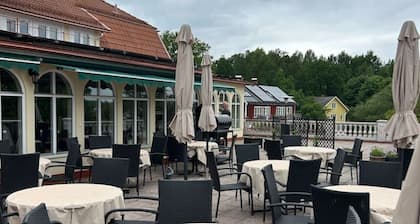 Mockelsnas Manor Lakeview Queen Room and Lounge