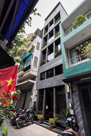 Exterior detail - Deep Blue Studio@Saigon's alley with Rooftop Onsen (Thành phố Hồ Chí Minh)