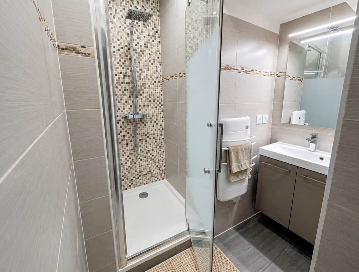 Douche, serviettes fournies, papier toilette