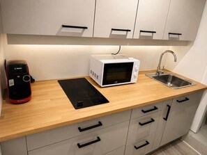 Wasserkocher mit Kaffee-/Teezubehör, Kühlschrank, Mikrowelle, Ofen