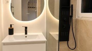 Dusche, Handtücher, Toilettenpapier