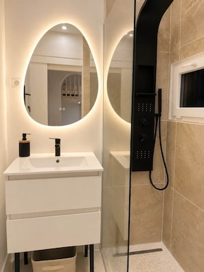 Dusche, Handtücher, Toilettenpapier