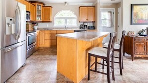 Coffee/tea maker, fridge, microwave, stovetop