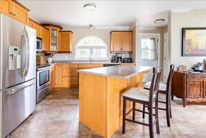 Coffee/tea maker, fridge, microwave, stovetop