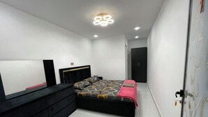 Quarto standard, 1 cama Queen, banheiro privativo | Ferros/tábuas de passar roupa, Wi-Fi de cortesia