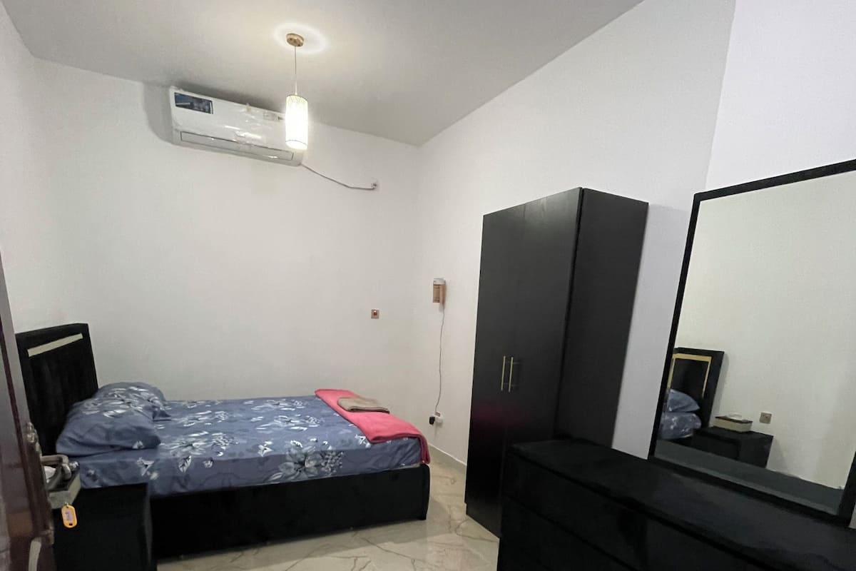Habitación estándar, 1 cama Queen size, baño privado | Tabla de planchar con plancha y wifi gratis