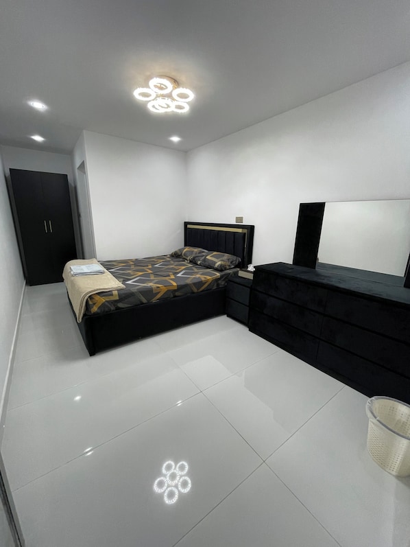 Habitación estándar, 1 cama Queen size, baño privado | Tabla de planchar con plancha y wifi gratis