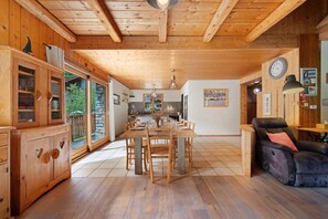 A wooden interior with a dining area, kitchen, and seating space. - Duplex La Tourmentine (Bonneval-sur-Arc)