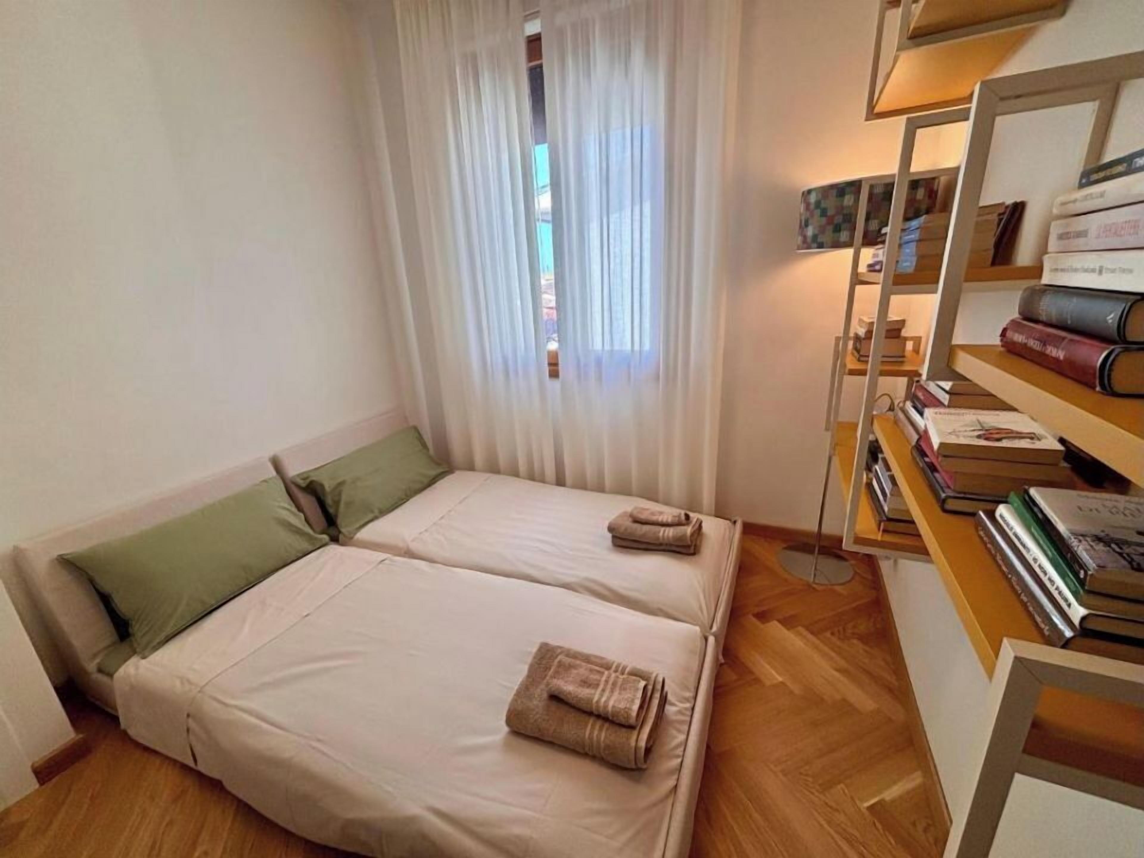 2 bedrooms, desk, iron/ironing board, WiFi (free)