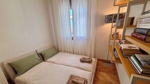 2 makuuhuonetta, työpöytä, silitysrauta/-lauta, ilmainen Wi-Fi