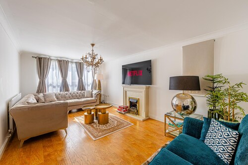 Luxury 4 Bedroom Home, Sleeps 10, Garden, Free Parking, Hornchurch, Near London