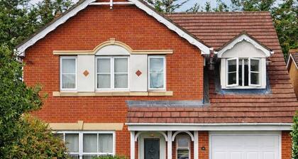 Luxury 4 Bedroom Home, Sleeps 10, Garden, Free Parking, Hornchurch, Near London