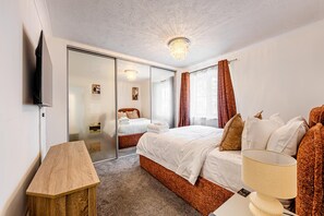 Unclassified image, 3 of 59, button - Luxury 4 Bedroom Home, Sleeps 10, Garden, Free Parking, Hornchurch, Near London (Hornchurch)