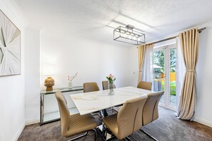 Unclassified image, 4 of 59, button - Luxury 4 Bedroom Home, Sleeps 10, Garden, Free Parking, Hornchurch, Near London (Hornchurch)
