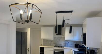 Luxury 4 Bedroom Home, Sleeps 10, Garden, Free Parking, Hornchurch, Near London