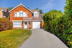 Unclassified image, 2 of 59, button - Luxury 4 Bedroom Home, Sleeps 10, Garden, Free Parking, Hornchurch, Near London (Hornchurch)