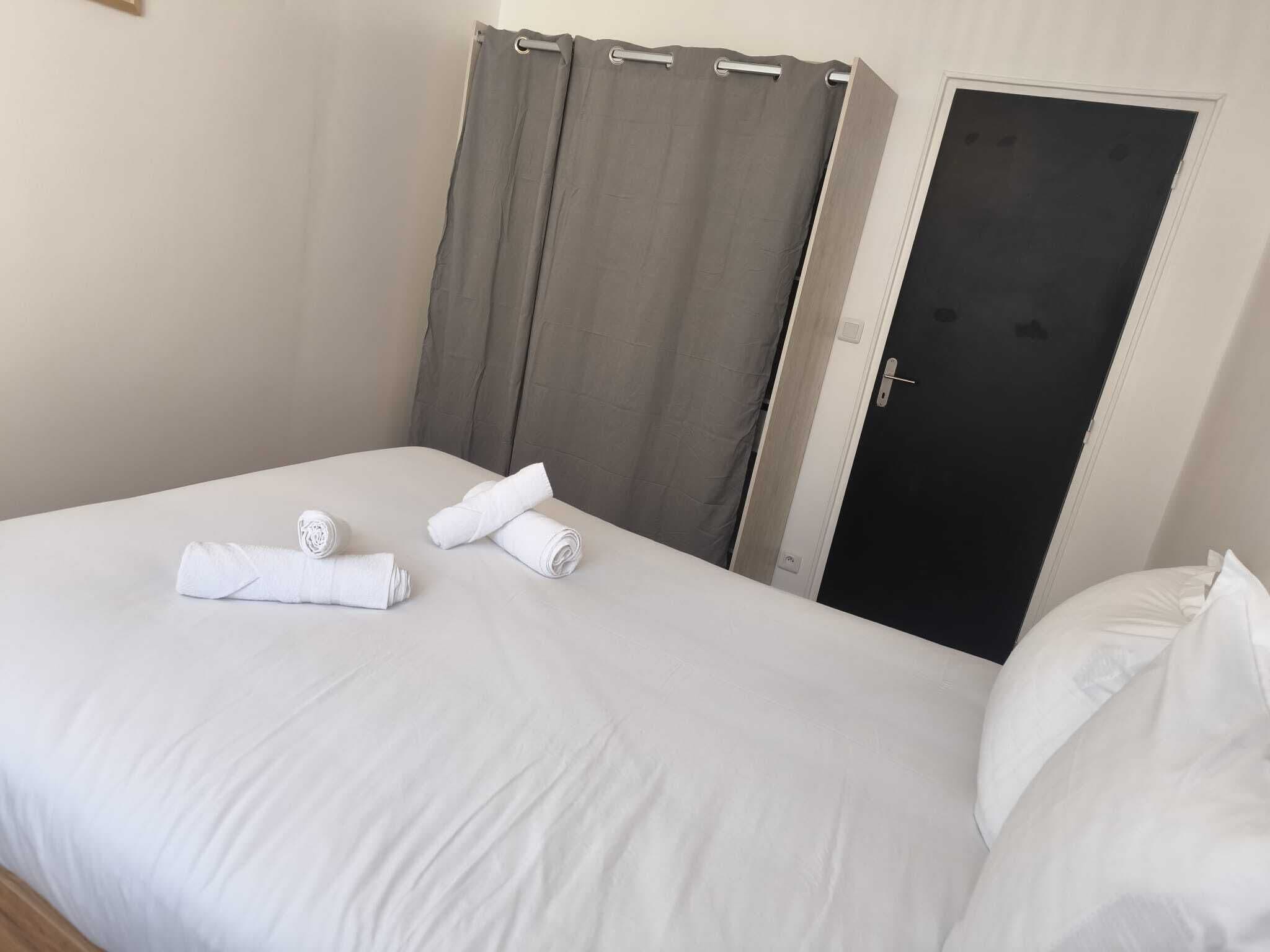 2 bedrooms, iron/ironing board, bed sheets