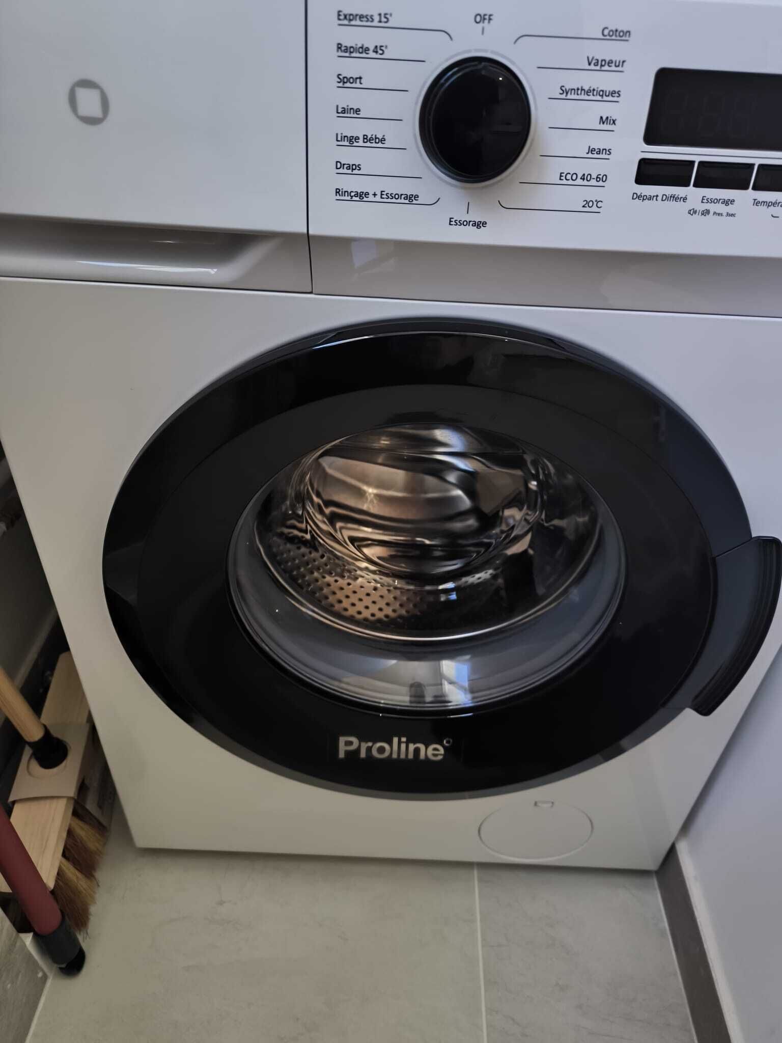 Un lave-linge à chargement frontal de la marque Proline, doté d’un panneau de commande situé au-dessus.