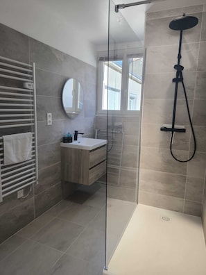 Dusche, Haartrockner, Handtücher, Seife