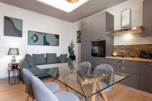 A modern kitchen with grey cabinets, a built-in oven, and a gas stove. - Archs Apartment - Deluxe in Catania (Catania)