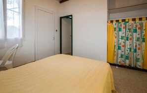 A room with a bed, a door, a mirror, and a curtain. - 1 bedroom amazing home in CALCATOGGIO (CALCATOGGIO)