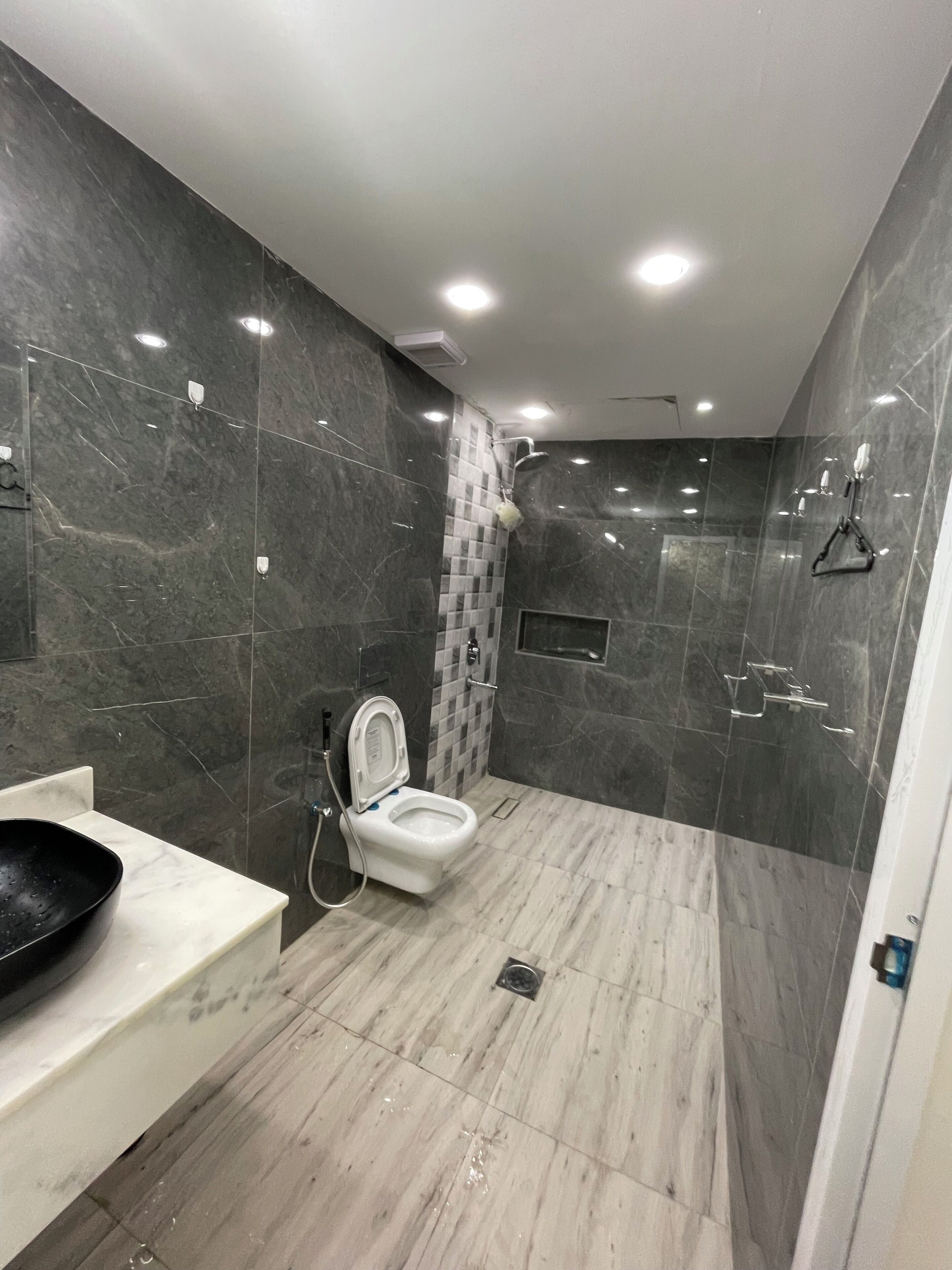 Standard Room, 1 Queen Bed, Private Bathroom | Bathroom
