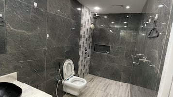 Standard Room, 1 Queen Bed, Private Bathroom | Bathroom