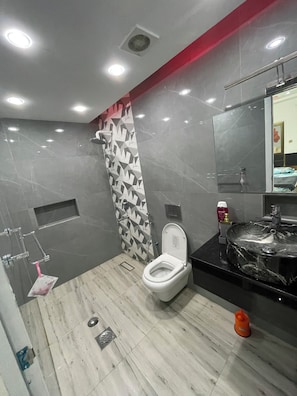Chambre Standard, 1 grand lit, salle de bain privée | Salle de bain | Douche, pantoufles, serviettes fournies, savon
