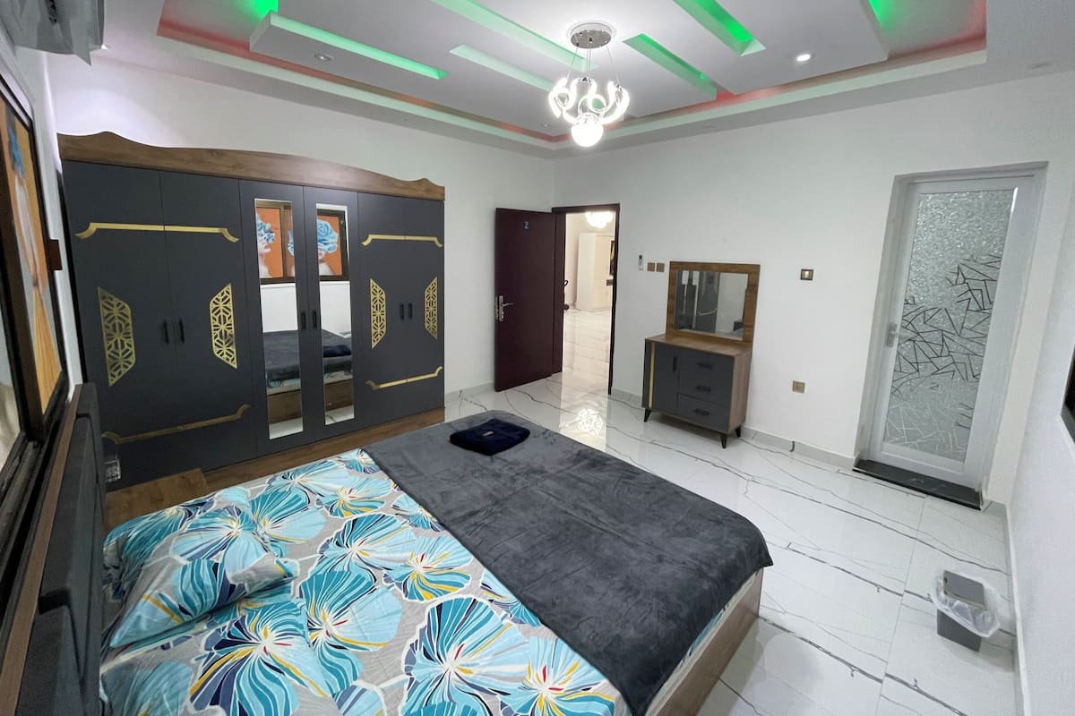 Chambre Standard, 1 grand lit, salle de bain privée | Fer et planche à repasser, accès au Wi-Fi (inclus)