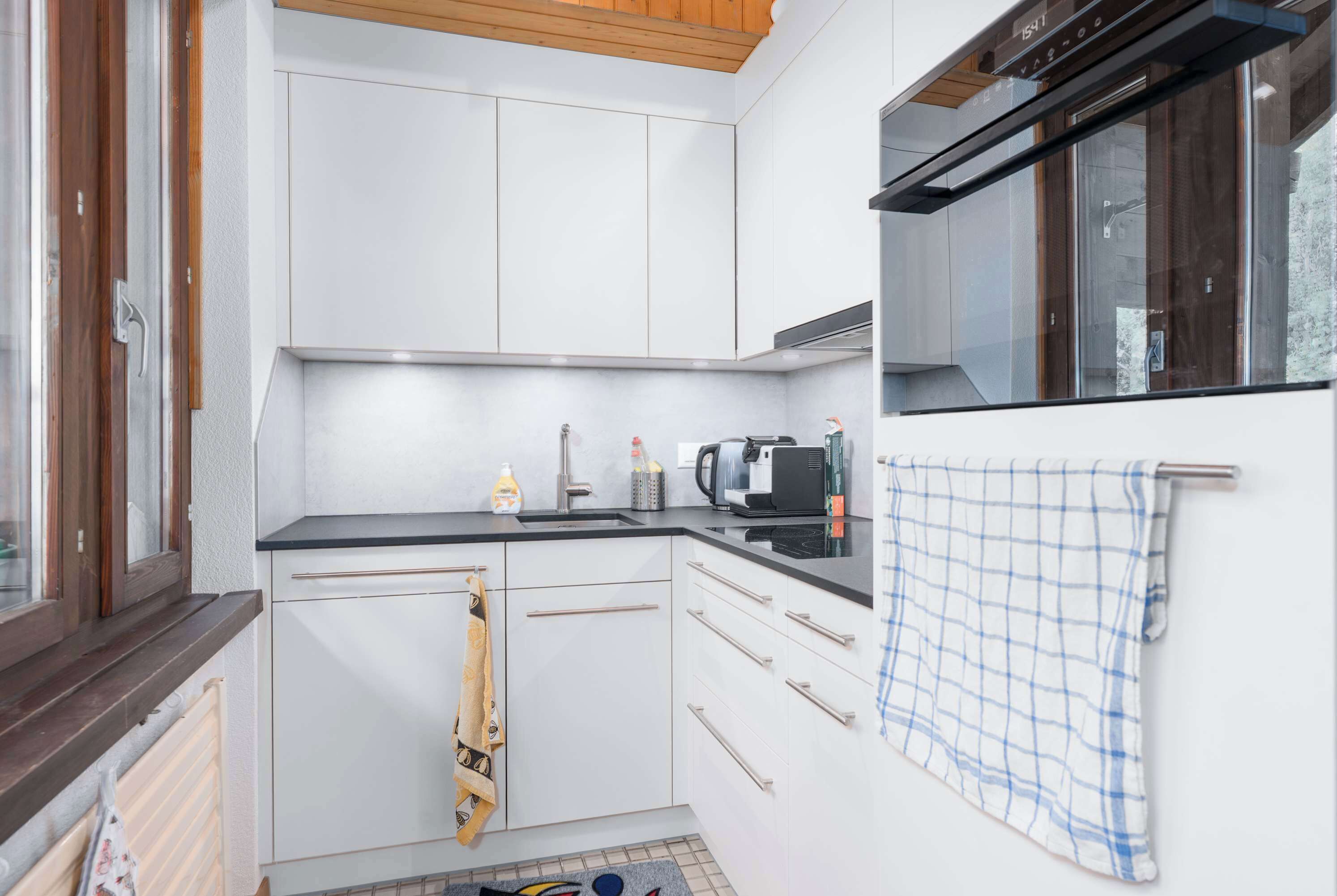 Coffee/tea maker, fridge, oven, stovetop