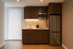 Private kitchen - Cozy 2BR Toronto Retreat Close to Waterfront & Shows! (Toronto)