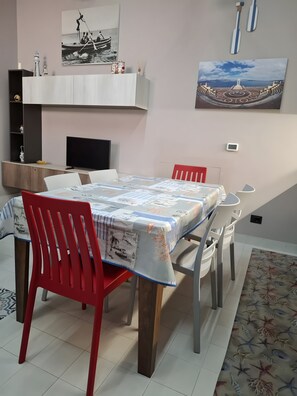 Dining - Comfortable Loft Near City Station with Terrace, Wi-Fi & Air Conditioning (Reggio Calabria)